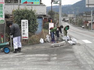 ＜横断歩道の白線が徐々に＞