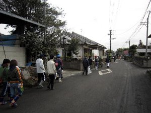 ＜間もなく狭野小学校へ到着＞