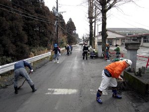 ＜学校廻りには大量の火山灰＞