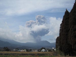 ＜昼前に爆発的噴火あり＞