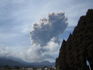 ＜この後、火山石のシャワーが＞