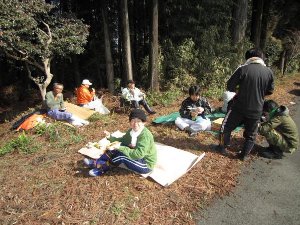 ＜狭野神社の参道にて＞