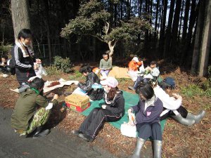 ＜噴火も落ち着き、昼食タイム＞