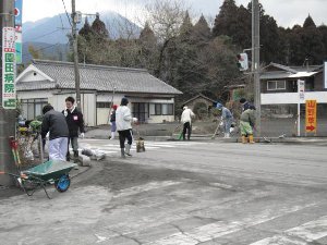 ＜午後は通学路の降灰除去＞